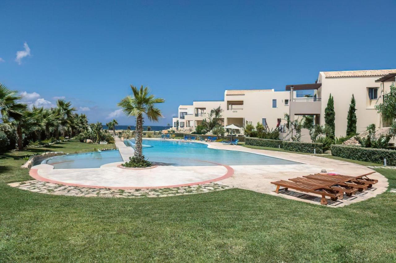 Resitour - Aphrodite Beachfront Pirgos Psilonerou Стая снимка