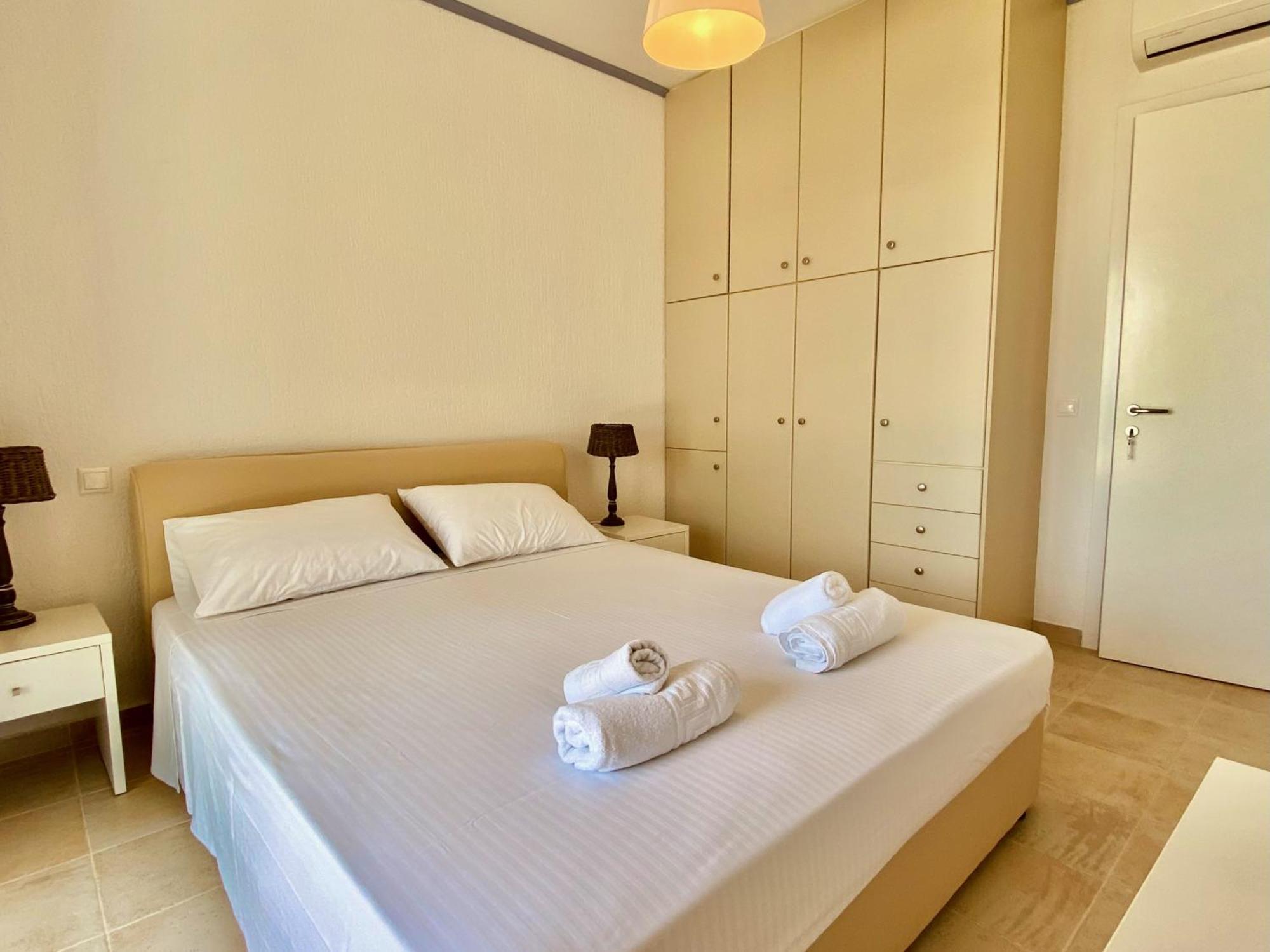 Resitour - Aphrodite Beachfront Pirgos Psilonerou Стая снимка
