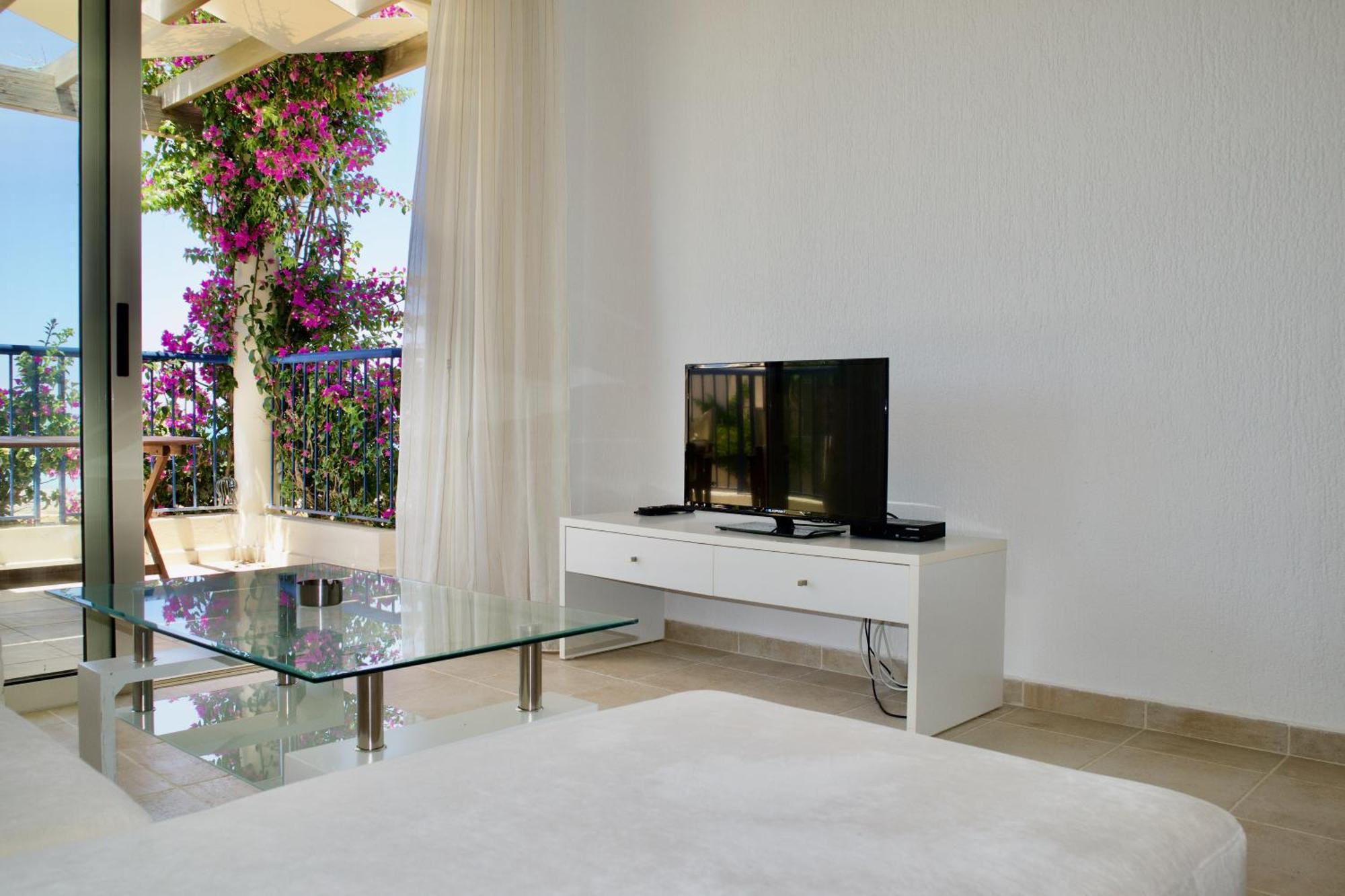 Resitour - Aphrodite Beachfront Pirgos Psilonerou Стая снимка