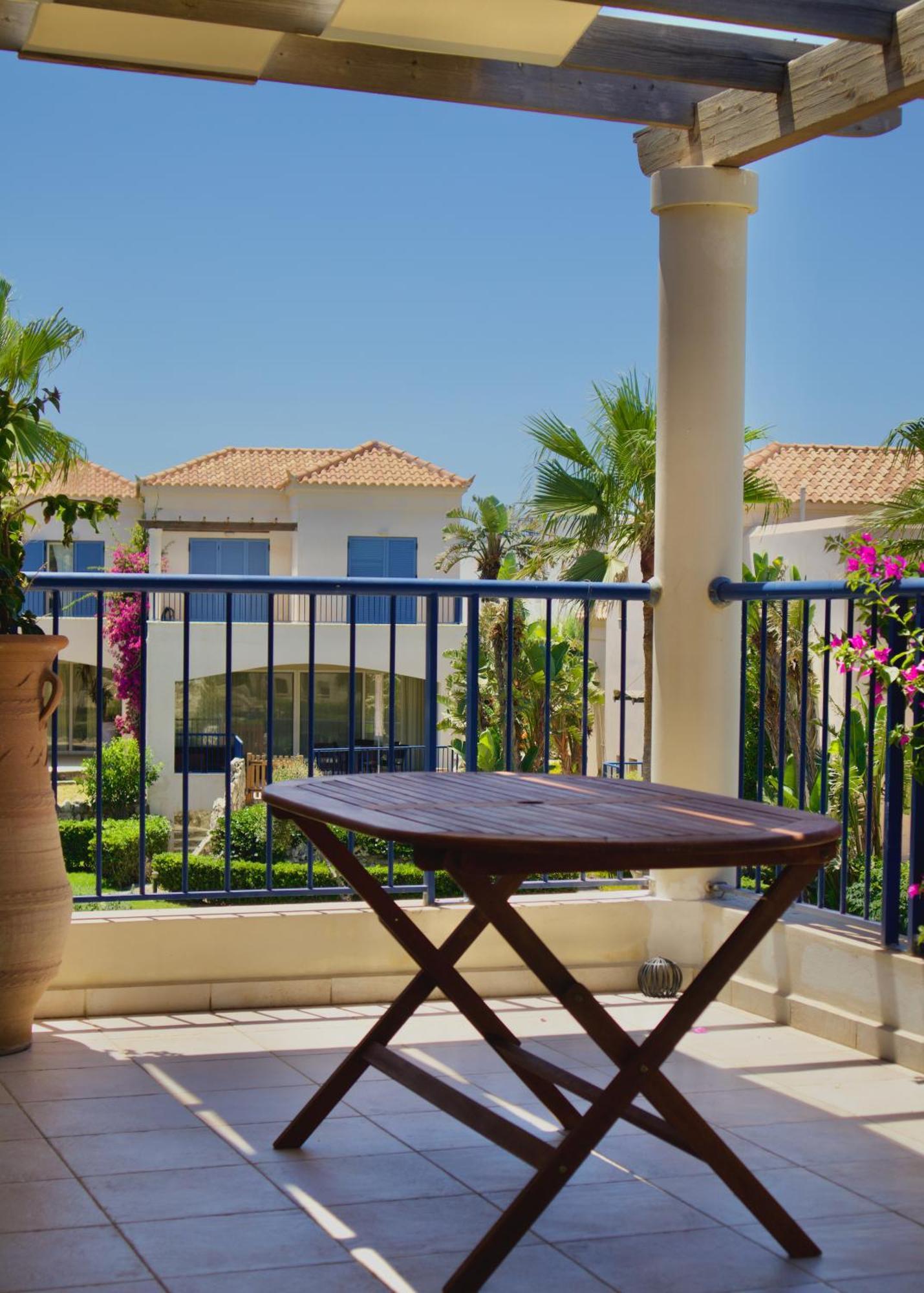 Resitour - Aphrodite Beachfront Pirgos Psilonerou Стая снимка