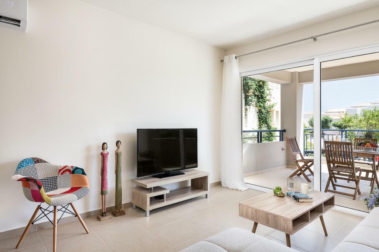 Resitour - Aphrodite Beachfront Pirgos Psilonerou Стая снимка