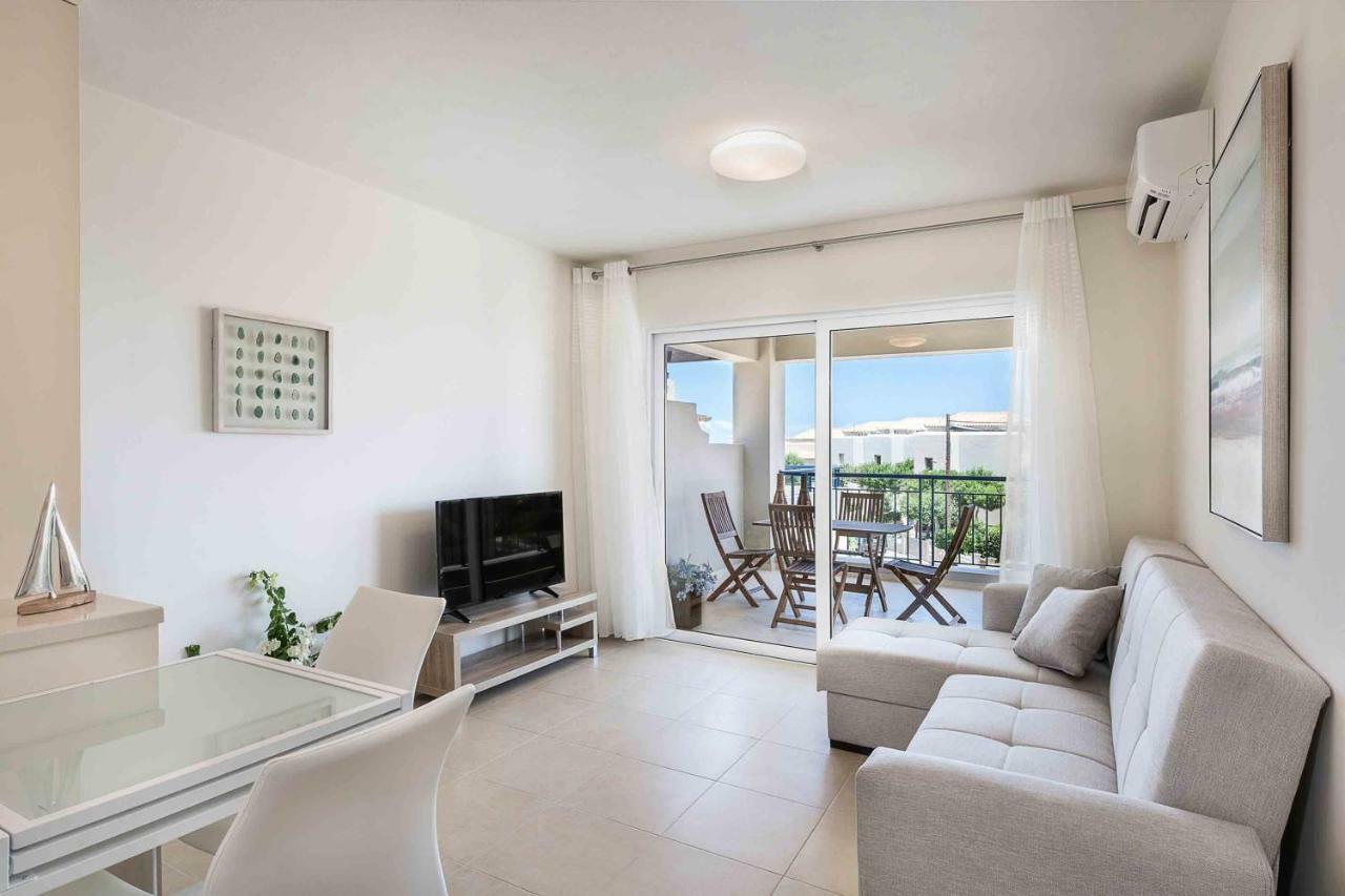 Resitour - Aphrodite Beachfront Pirgos Psilonerou Стая снимка